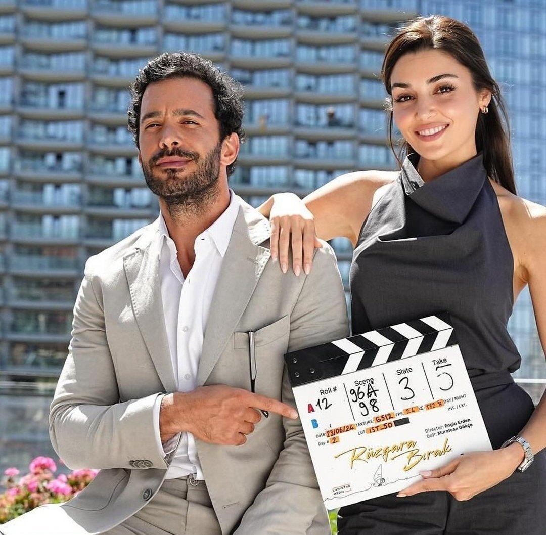 Siz de benim gördüğümü görüyor musunuz🔥

#RüzgaraBırak #HandeErçel #BarışArduç