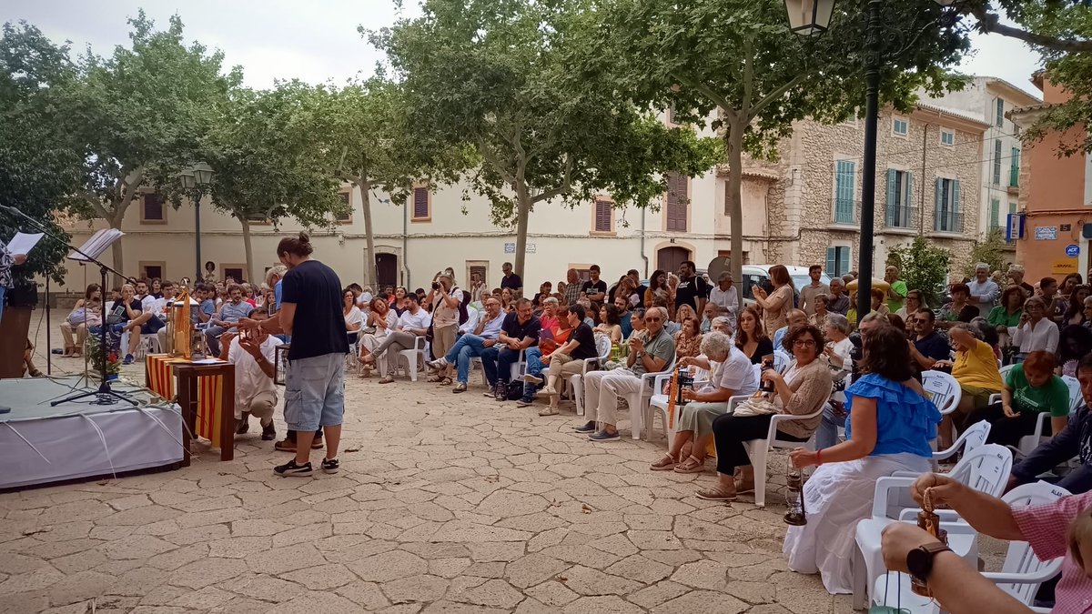 🔥 La Flama de la llengua arriba a Mallorca! El president de l'<a href="/ocbcat/">Obra Cultural Balear</a>, Antoni Llabrés, intervé a l'acte de rebuda i lliurament de la Flama del Canigó a Alaró, des d'on la Flama arribarà a 37 municipis de Mallorca. Que la seva espurna no s'apagui mai!

🗣️ "Perquè aquesta flama