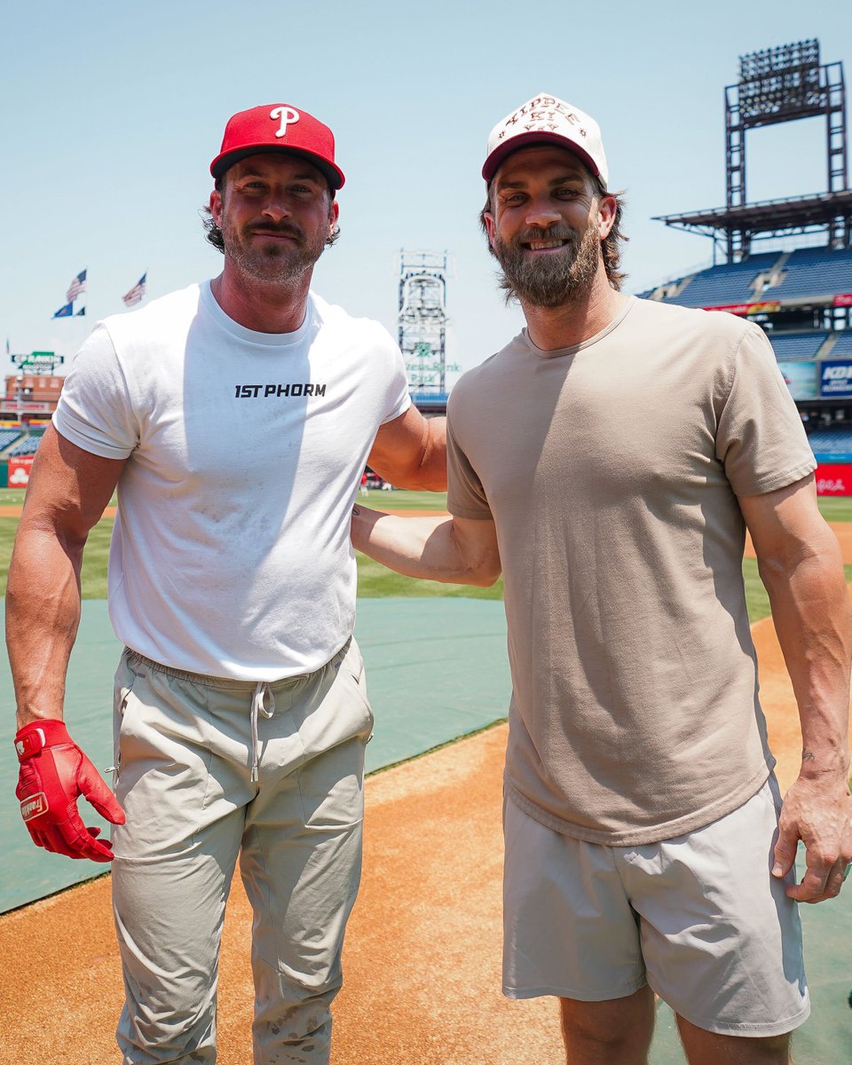 Riley Green 🤝 Bryce Harper