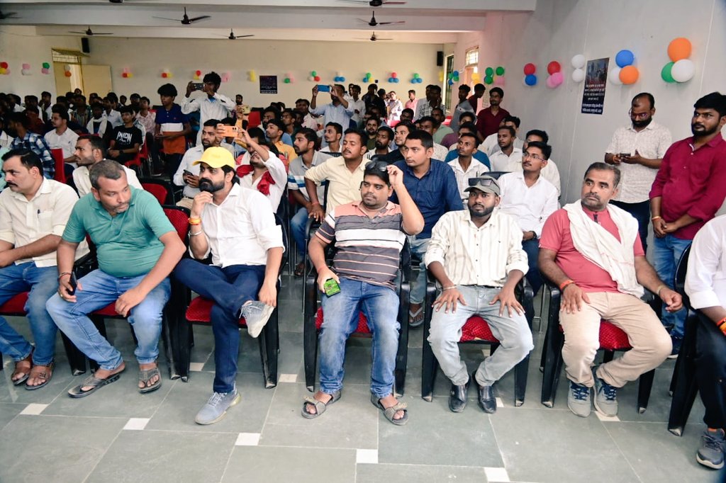PSKS_YOGESHWAR's tweet photo. माननीय विधायक @SureshwarSingh7 जी की अध्यक्षता में जनपद बहराइच में पंचायत सहायकों की जिला कार्यकारिणी टीम गठित की गई साथ विधायक जी के द्वारा रजिस्टर संघ पंचायत सहायक कल्याण समिति उत्तर प्रदेश का प्रमाणपत्र भी वितरण किया
माननीयविधायक जी को पूरे #PSKS_UP टीम कीतरफ़ से बहुत धन्यवाद https://t.co/Z1ENJiPmHZ