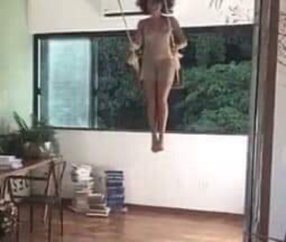 Título: “A casa”
A diva Bruna Linsmeyer se balançando no balanço da sua casa na entrevista da Vogue