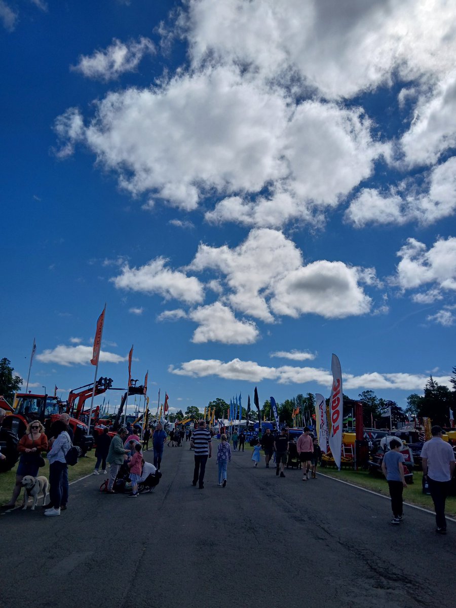 Great day at the <a href="/ScotlandRHShow/">Royal Highland Show</a>! Amazing weather and a super duper volunteering team! <a href="/MikiMatsuoka2/">Miki Matsuoka</a> <a href="/TALiddle/">Adam Liddle</a>
<a href="/UofGSBOHVM/">UofG SBOHVM</a> <a href="/PhysiologyUog/">Physiology, Ageing & Welfare</a>
