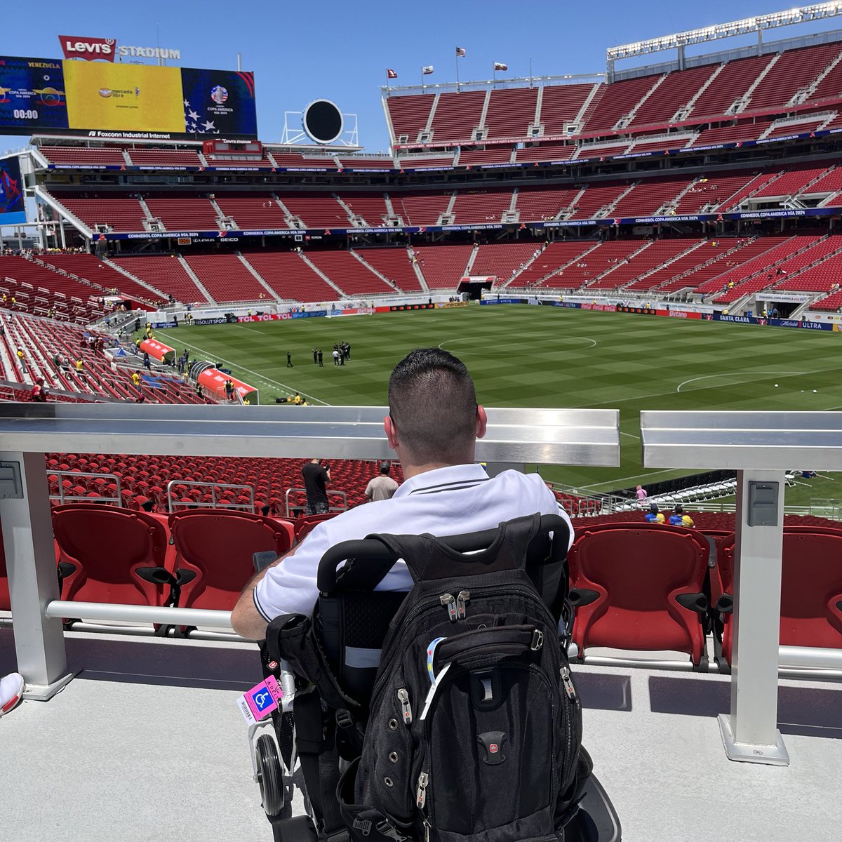 ManuSportsVE's tweet image. A la izquierda: Año 2016, 3 meses de haber llegado a este país 🇺🇸, apenas comenzando mis estudios tuve que dejar mi país de origen 🇻🇪. En esa foto, veía, desde casa, uno de los partidos de la Copa América Centenario.

A la derecha: Ocho años después. Graduado y cubriendo a la…