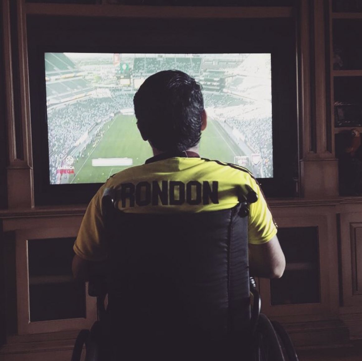 ManuSportsVE's tweet image. A la izquierda: Año 2016, 3 meses de haber llegado a este país 🇺🇸, apenas comenzando mis estudios tuve que dejar mi país de origen 🇻🇪. En esa foto, veía, desde casa, uno de los partidos de la Copa América Centenario.

A la derecha: Ocho años después. Graduado y cubriendo a la…