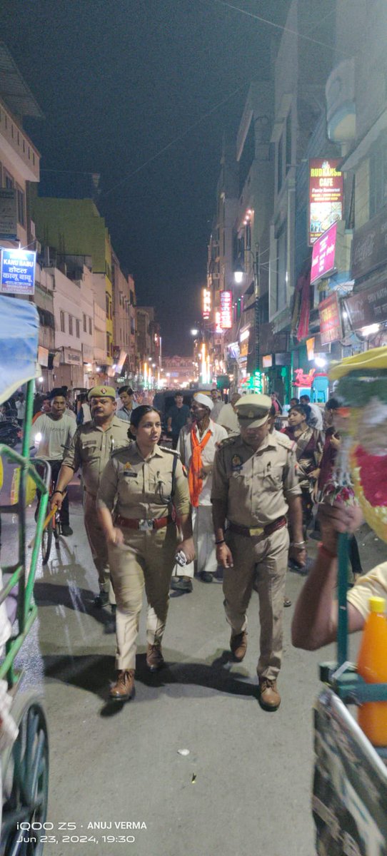 श्रीमान् पुलिस आयुक्त वाराणसी व #DCP_Kashi_Vns के निर्देशन में #ACP_Dashaswamedh_Vns द्वारा स्थानीय पुलिस बल के साथ थाना दशाश्वमेध क्षेत्रअंतर्गत कानून/शान्ति/सुरक्षा व्यवस्था बनाये रखने हेतु #Foot_Patrolling की गयी। #UPPolice #PoliceCommissionerateVaranasi