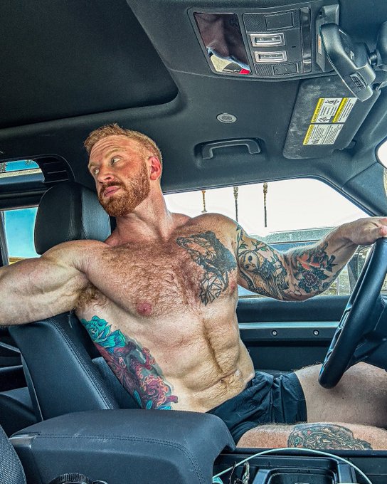 Post workout road head before make your legs even shakier? https://t.co/o8vIOBVskX