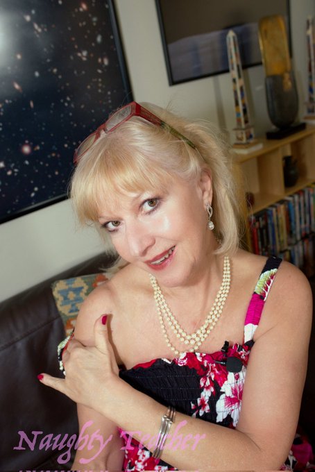 A lady must wear pearls. https://t.co/xa2gE55un5