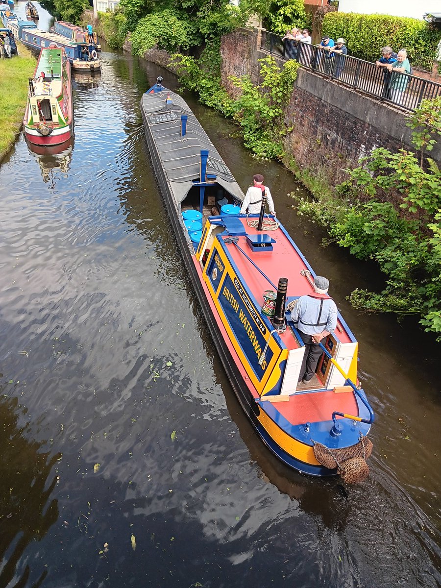 Mendip coming out of Lymm bridge@CRTvolunteer
#volunteerbywater
#KeepCanalsAlive
