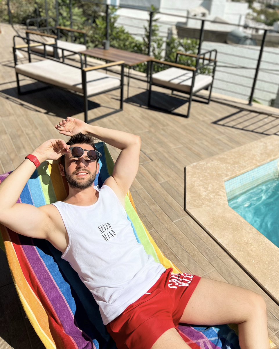 Biraz güneş, biraz su, ve bolca kendin olmak! Havuz başında hayat, tüm renkleriyle daha güzel.☀️🏊‍♂️
