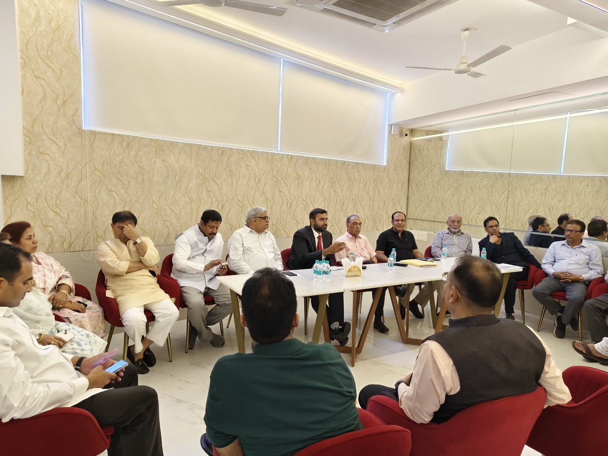 पिछले 20 साल से प्रेसिडेंट रहे सिराजुद्दीन
कुरैशी इस बार इस्लामिक कल्चर सेंटर के
अध्यक्ष पद के उम्मीदवार नहीं हैं।

उन्होंने प्रसिद्ध कैंसर सर्जन डा. माजिद तालिकोटी को प्रेसिडेंट का और शिक्षाविद कलीमुल हफिज को वाइस प्रेसिडेंट का उम्मीदवार बनाया है।

चुनाव बहुत दिलचस्प हो गया है।