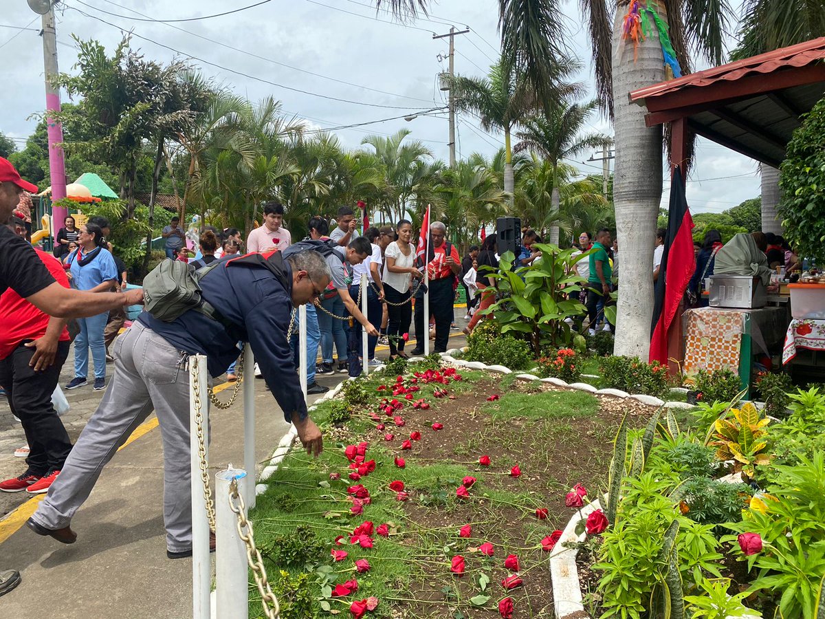 CorazonFusil's tweet photo. ♥✌🏼🖤  🇳🇮🇳🇮🇳🇮

Rendimos Homenaje al Padre de la Revolución, en el 88 aniversario de su Natalicio Comandante Carlos Fonseca Nicaragua entera te grita PRESENTE✊🏼 

#FusilGuerrillero
#ConVosTayacanesCarlos
#Nicaragua
#4519LaPatriaLaRevolución https://t.co/DbZhhO8KW8