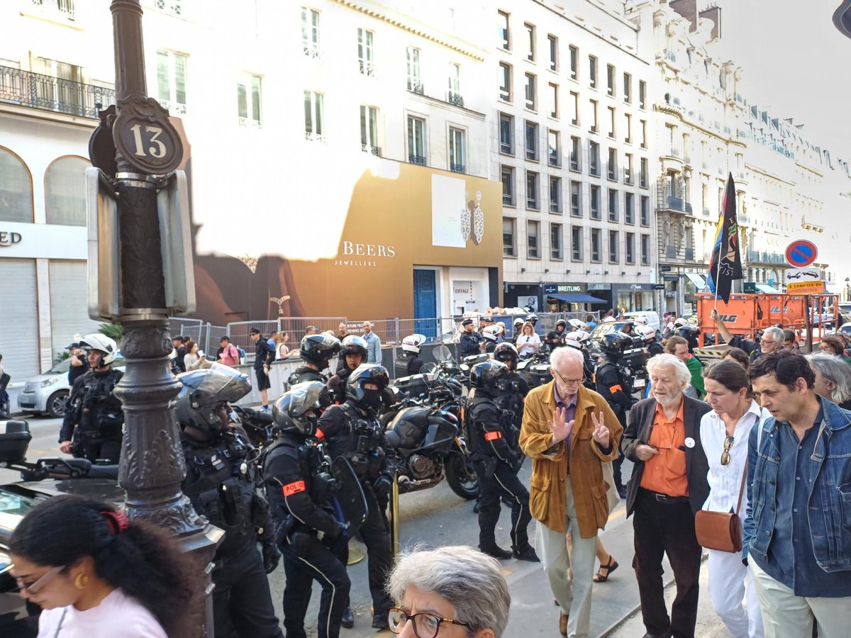 NPA_paris's tweet photo. Nassé·es pour la #kanaky !
Nous sommes une cinquantaine rassemblé·es en solidarité avec les membres de la CCAT déporté·es dans les prisons en France. https://t.co/0xHh4MpT08