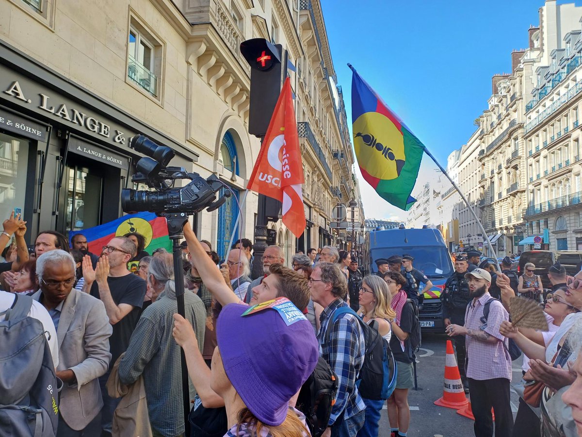 NPA_paris's tweet photo. Nassé·es pour la #kanaky !
Nous sommes une cinquantaine rassemblé·es en solidarité avec les membres de la CCAT déporté·es dans les prisons en France. https://t.co/0xHh4MpT08