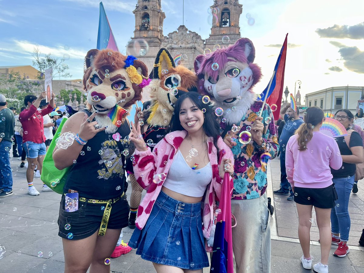 badlaughingwolf's tweet photo. VIVAN LOS FURROS Y LAS BURBUJAS 🫧♥️ 
#furry https://t.co/SdOIAnOC97