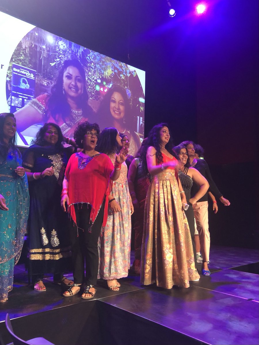 Feestelijke boekpresentatie van 📕 ‘Na de komma’ door ⁦<a href="/Shantie_Singh/">Shantie Singh</a>⁩ vanmiddag in theater Zuidplein met 🎶literaire catwalk 🎶 &amp; indrukwekkende verhalen uit de Hindostaanse gemeenschap. Lees dat boek! #kolonialisme #Hindostanen #Suriname ⁦<a href="/nieuwwij/">Nieuw Wij</a>⁩