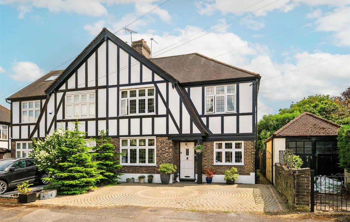 WeAreChurchills's tweet image. ✔️ space and location - this 5 bedroom property has so much to offer in #NorthChingford 🏡  (including a pretty amazing summer house!)

Check out the full details here 👉🏼 churchill-estates.co.uk/property/33180…
.
.
.
#5bed #5bedrooms #chingford #chingfordproperty #chingfordestateagents