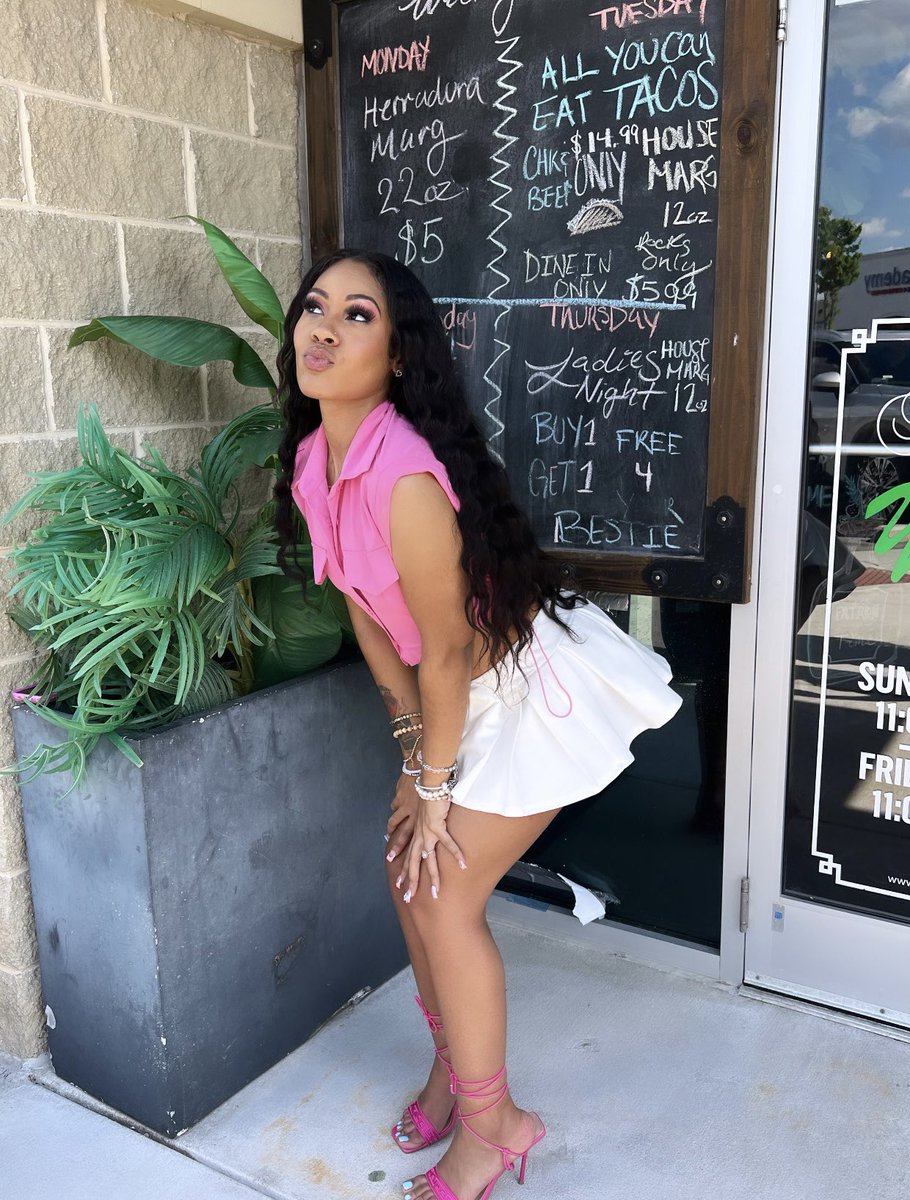 desmeanass's tweet photo. Actin like a Barbie she a brat💋 #22turned23🥳♋️ https://t.co/u3FG2ezIAt