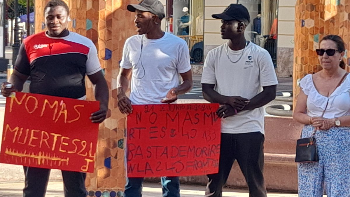 En estos momentos se está desarrollando en la Plaza Menendez Pelayo una concentración convocada por la asociación 'Círculo de silencio' para exigir "justicia", "memoria" y "reparación" por las víctimas del salto trágico a la valla de Melilla el 24 de junio de 2022.