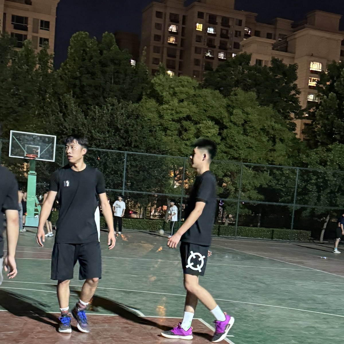 傍晚的篮球场比酒店都热闹