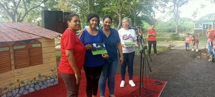 JosefaMigdalia's tweet photo. #CTCGranma. Reconocen a entidades #ProvinciaGranma que aportaron al rescate de áreas del Parque de Recreación y Zoológico para este verano #ModoVerano
#TrabajadoresProtagonistas @DrRobertoMOjeda  @UlisesGuilarte @Yudelkis https://t.co/iBhGXJFbm2