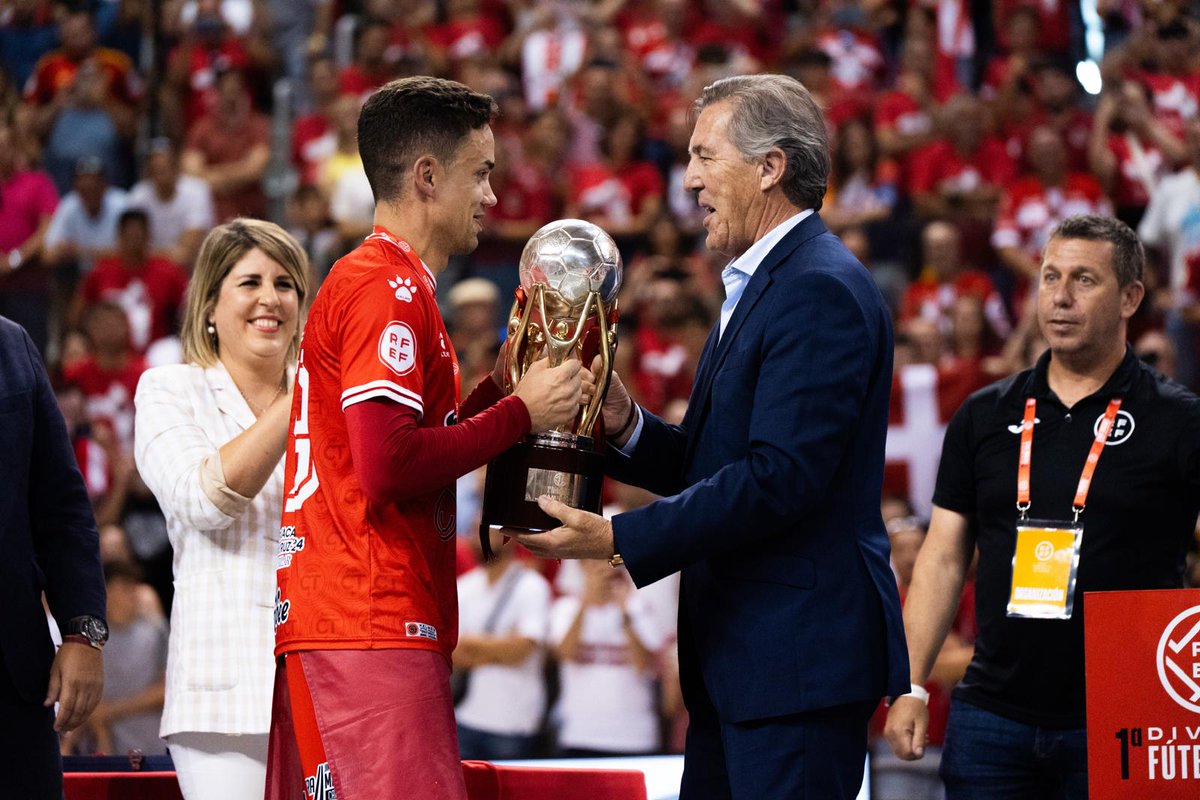 🏆🫴 José Miguel Monje, presidente del CNFS, entrega la copa de campeón de liga al <a href="/JimbeeCartagena/">Jimbee Cartagena Costa Cálida ❤️🤍</a> en Cartagena.

🤝 El capitán <a href="/jesusizquierdo_/">jesus izquierdo</a> ha recogido el trofeo. 

¡Felicidades, Jimbee 🫂! / ℹ️ ffrm.es/es/posts/news/…