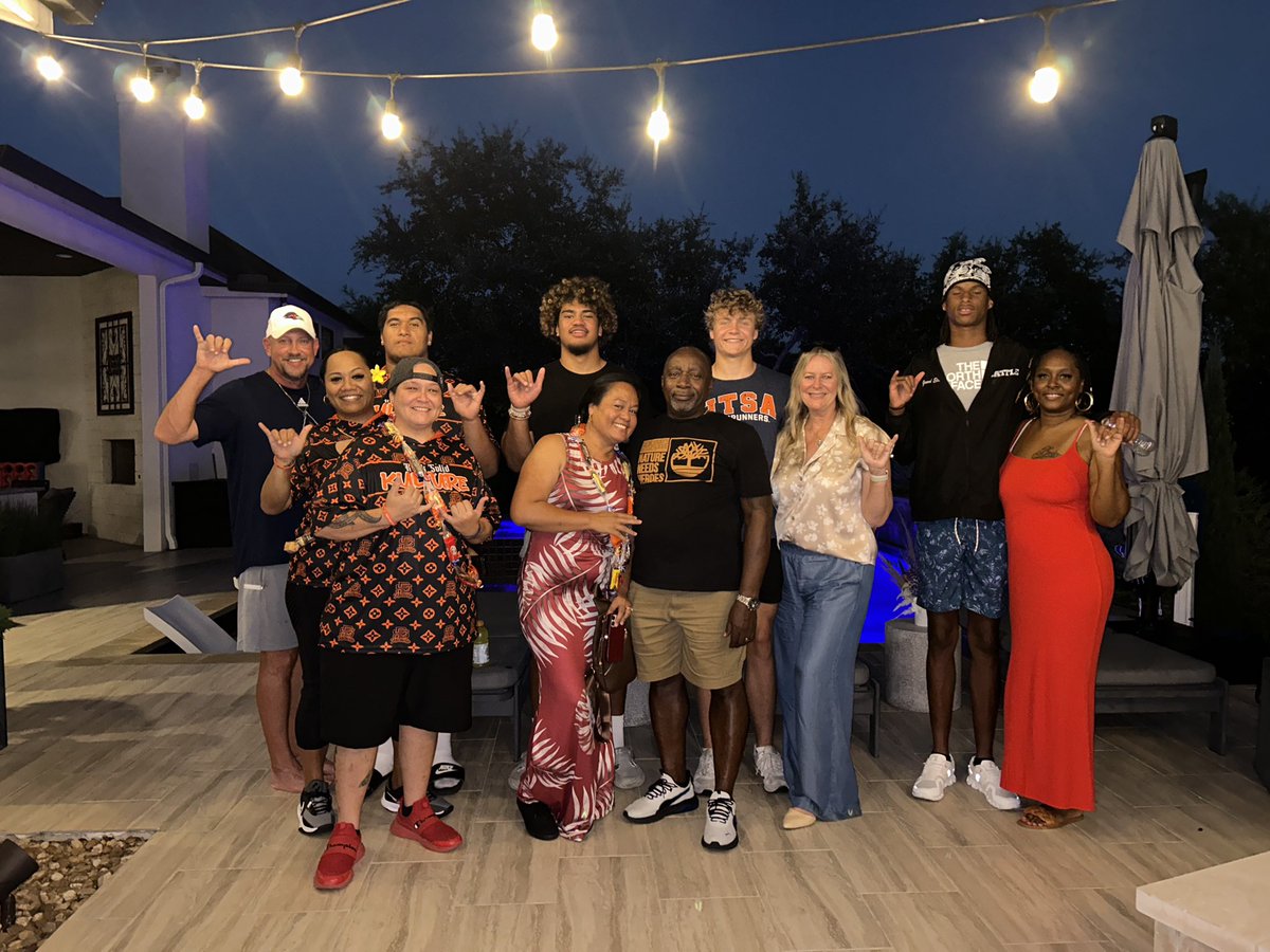 Creator of Fab 5 (@kandigurl1979) on Twitter photo So thankful to <a href="/UTSAFTBL/">UTSA Football 🏈</a> staff and coaches for their hospitality on our official visit this weekend. A great time was had! #birdsup🤙🏾🧡💙 So thankful to <a href="/UTSAFTBL/">UTSA Football 🏈</a> staff and coaches for their hospitality on our official visit this weekend. A great time was had! #birdsup🤙🏾🧡💙