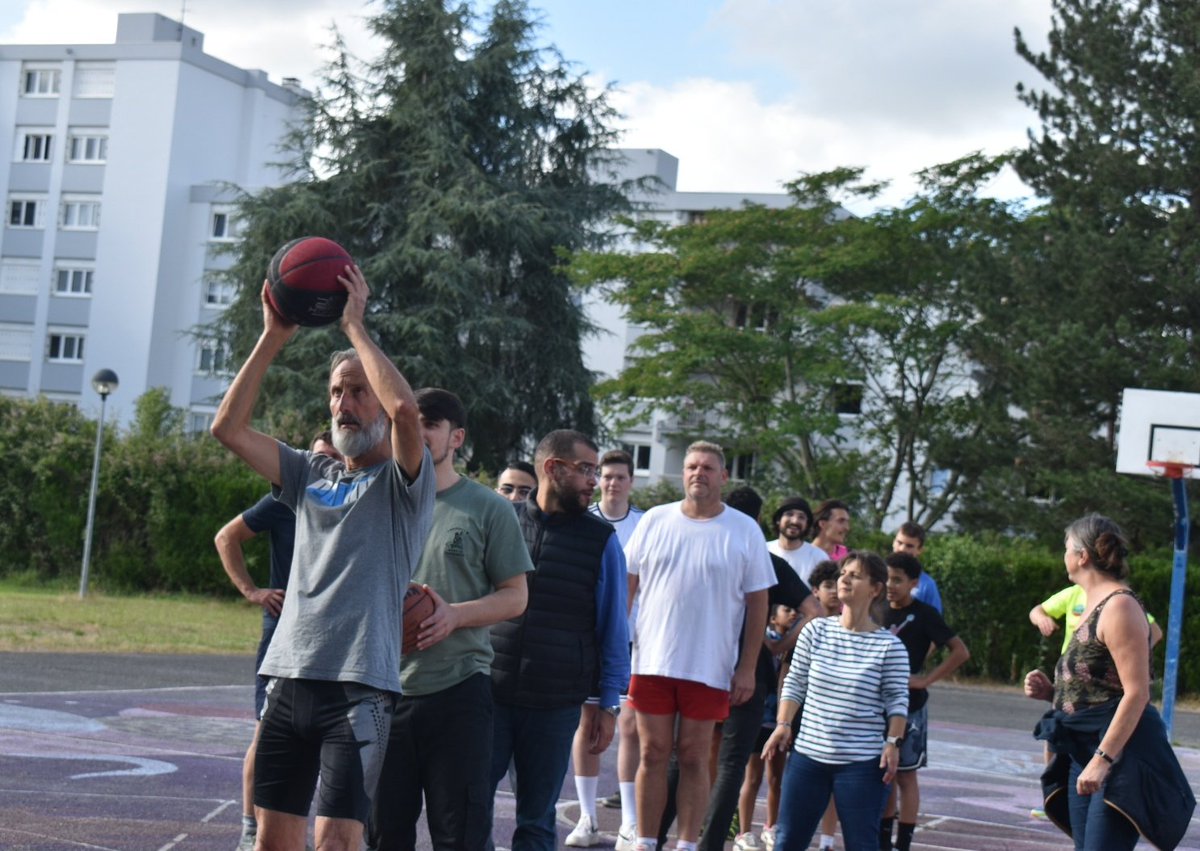 Au quartier Berlioz, l'équipe du #NouveauFrontPopulaire de la #Circo6402 marque des points ! 🏀