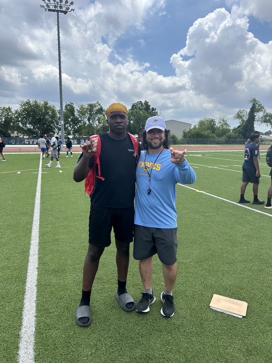 CameronHall4423's tweet photo. #AGTG After a great camp and conversation with @fedoras_rule , I blessed to receive my 1st 🅾️ffer from @TxWesFootball ❗️🙏🏾@KLEINOAKFB @recruitingko @Coach_BCarp @zkelley1985 @jalenbates_ @jarrettbailey12 https://t.co/4r5KwI2COg