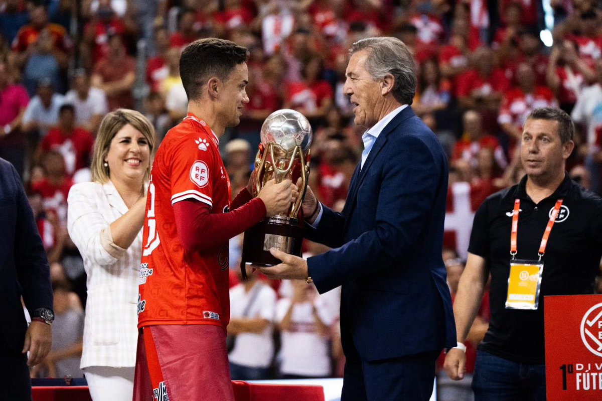 Cuando el deporte se pone romántico es precioso. ❤️

Jesús Izquierdo llegó a Plásticos Romero Cartagena en 2015, cuando militaba en Segunda División.

Nueve años después, siendo el único superviviente, Jesús Izquierdo ha levantado como capitán la primera liga de Jimbee Cartagena.