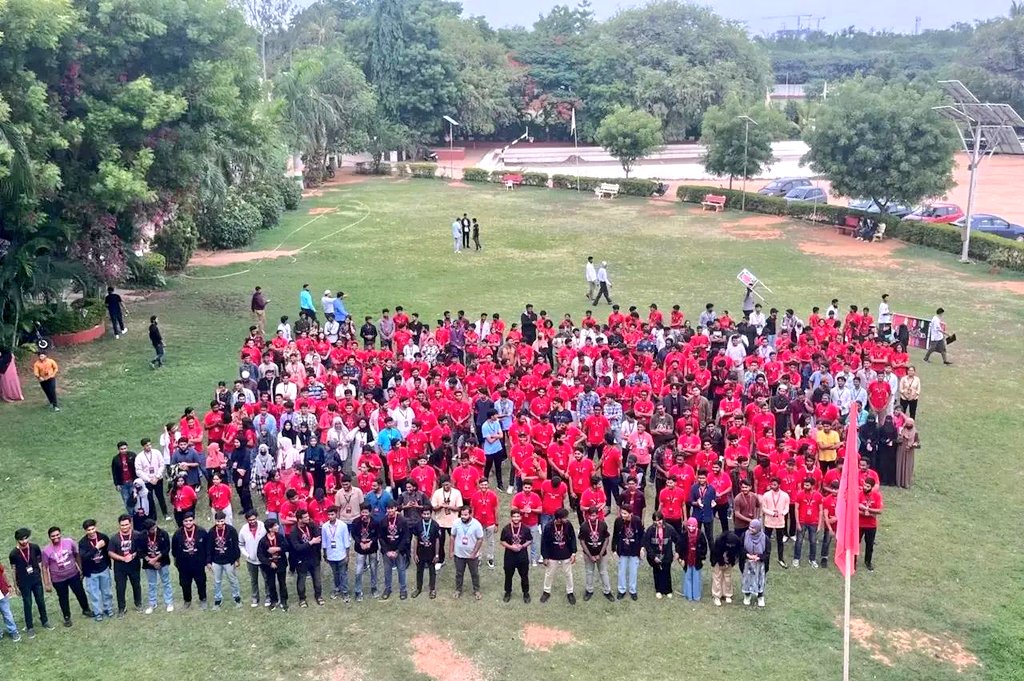 fahad_developer's tweet image. @codewavehub hackprix 🏁 felt like home! Three days in my jeans during a nonstop 36 hour event—that's my kind of hackathon..
Big shoutout to everyone who joined!🧑🏻💻
had a blast organizing it,can't wait to do it all over again next year 👀🫶🏻
#hackprix #codewavehub