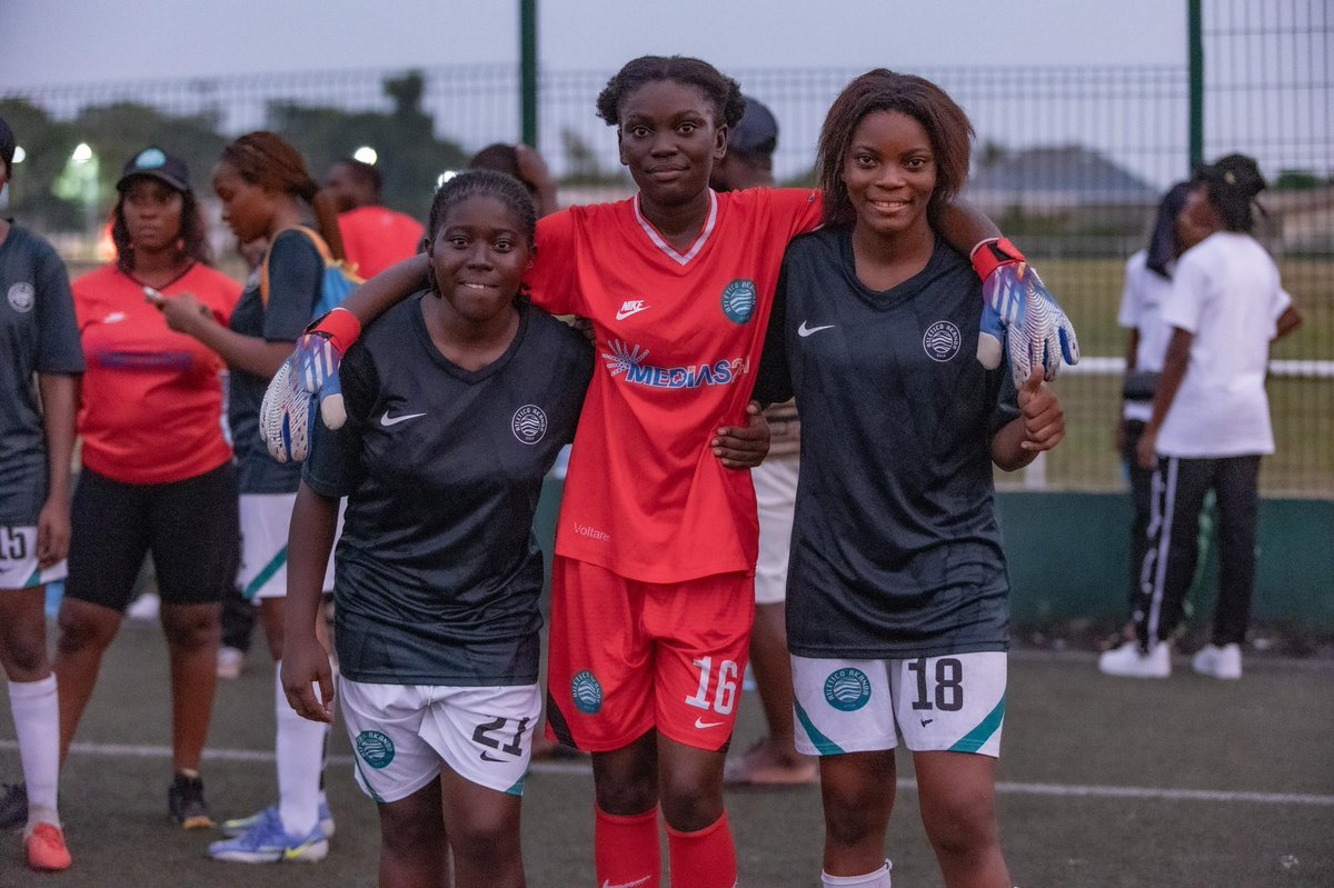 Aidez-nous à dire BRAVOOOOO à nos jeunes nouvelles Bachelières 👏❤️ 

Baccalauréat VALIDÉ au premier tour, avec de belles mentions. 

Nikita, Lara, Splendeur…🥳🎉👏  

#LeClubDuPeuple #FootballFéminin #Gabon