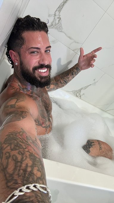 Join me? https://t.co/lQOt6thlGX<a href="/tag/selfie"class="tags"><span>#selfie</span></a>