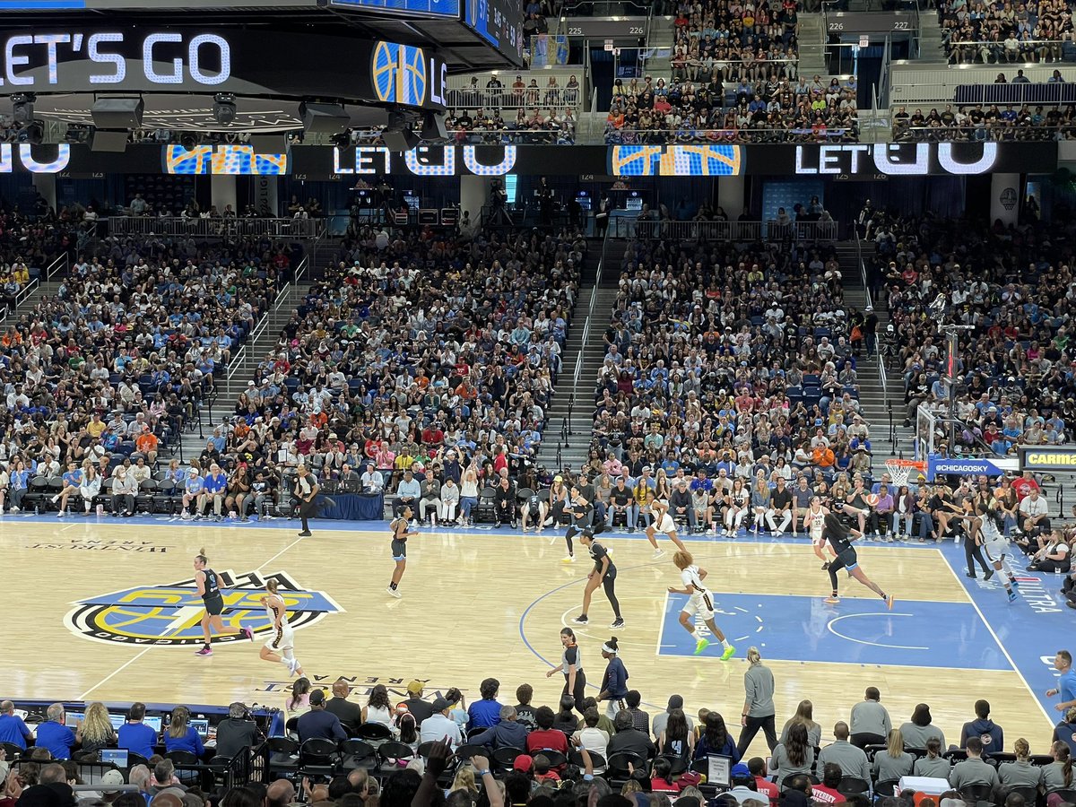 Representing the Fever today in a house divided! Such a fun game! <a href="/IndianaFever/">Indiana Fever</a> #WNBA