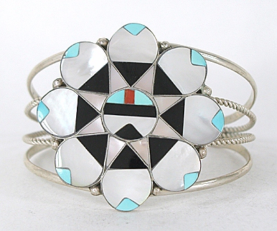 Hundreds of vintage Native American made bracelets available in our BOGO sale. 
horsekeeping.com/sale-bracelets…