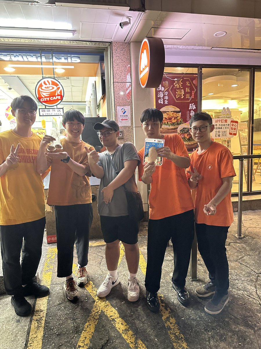 突然想到上上禮拜五醉酒有跟芒果醬拍照，然後不要笑我的動作🫠🫠🫠