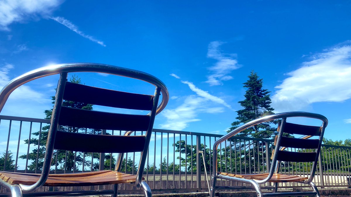 PICAomotefuji's tweet photo. 今朝はすっきりと晴れ清々しい朝を迎えております。
あちこちから聴こえてくる小鳥たちの声が
���地いいです。
今日は暑くなりそうですね。

天気　　晴れ
気温　　27℃／18℃
明日、明後日は定休日です。
＃PICA表富士＃キャンプ場＃富士宮市 https://t.co/grYj1qclLp