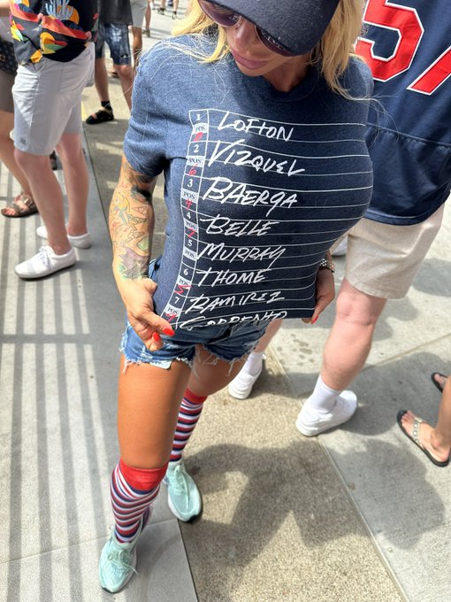 Take me out to the ballgame! ⚾️ Dates at the ballpark forever hold a special place in my heart.  Ps: