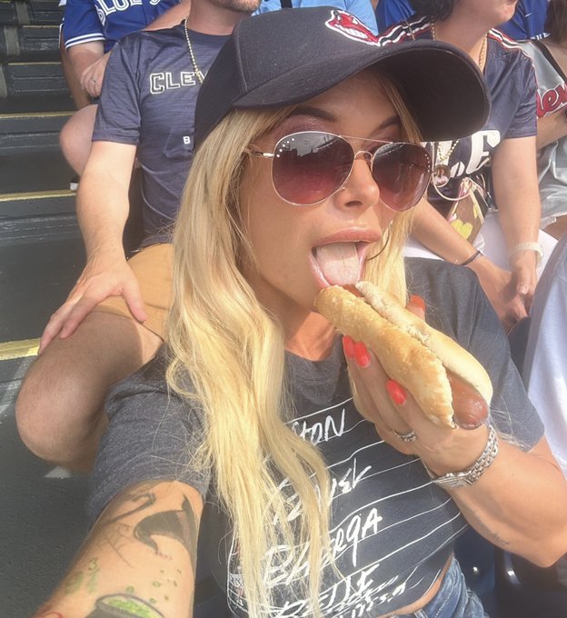 Take me out to the ballgame! ⚾️ Dates at the ballpark forever hold a special place in my heart.  Ps: