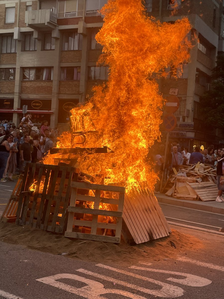 Foguera de Sant Joan a la Sagrera.  

De les 820 fogueres del 1970 a les 20 d'aquest any. Hi ha molts factors que expliquen aquesta disminució, però les associacions veïnals, caus i esplais no deixaran que la tradició es perdi.

Visca la cultura popular.

#SantJoan2024