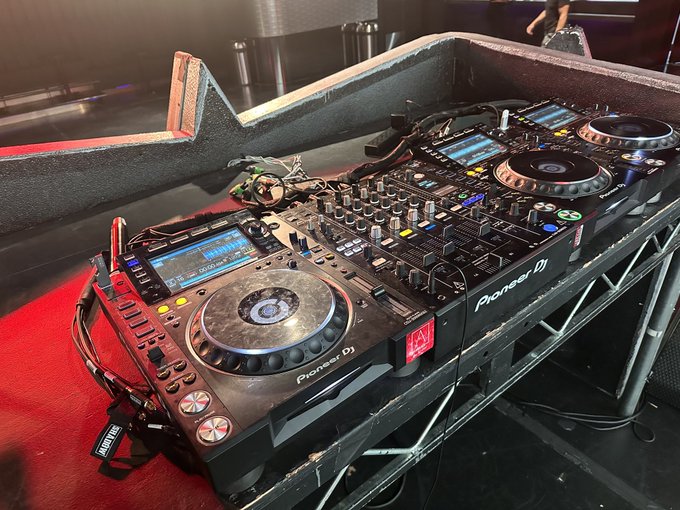 I got to DJ at Area 15 last night and use a full CDJ set up for the first time ever! What a blast! It