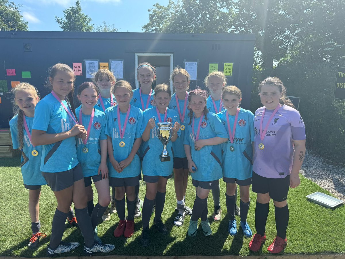 Bronze cup 🏆 for the Tigra’s at Glenavon today 🤍 

#wearevauxhallladies #HerGameToo #LetGirlsPlay