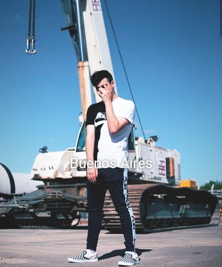 cuando ves que se acerca tu amigo pero te haces el boludo porque todavia está muy lejos como para saludarlo