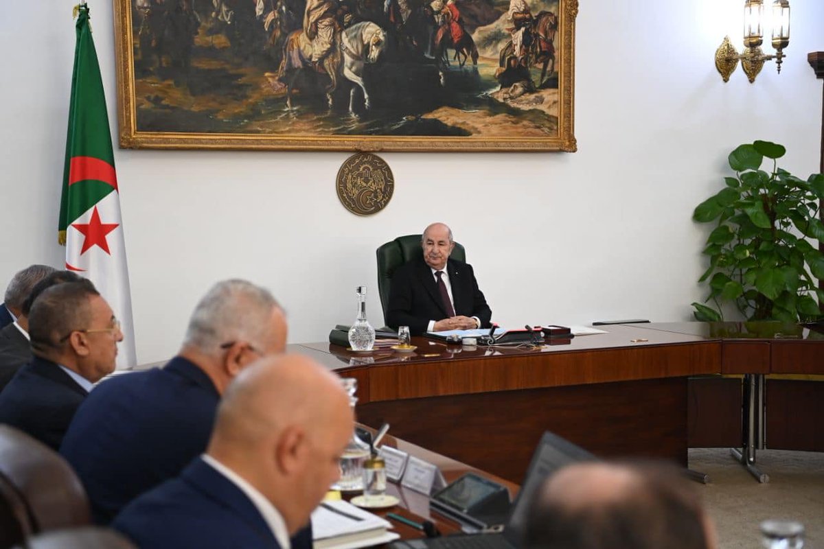 الرئيس تبون يجدد توجيهاته للوزراء بالمتابعة الصارمة لانشغالات المواطنين
tinyl.io/B0zd