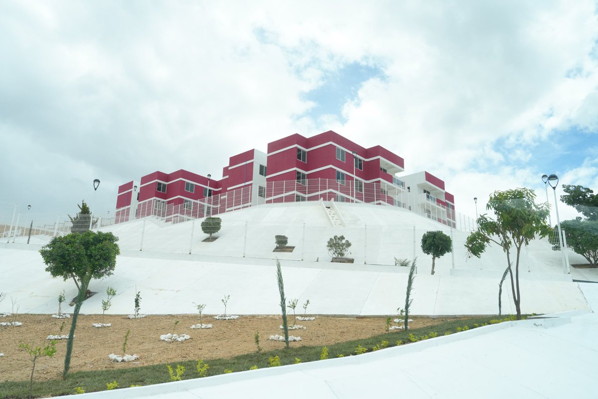 salomonj's tweet photo. En compañía del Presidente @lopezobrador_ y la virtual Presidenta electa, @Claudiashein, inauguramos las instalaciones de la @GN_MEXICO_, ubicadas en Santa Cruz Xoxocotlán. Para nosotros es un orgullo contar con esta nueva sede, donde se dignificará la labor de las y los elementos que la integran. 

Las y los oaxaqueños tienen confianza en esta institución, que bajo el liderazgo de nuestro Presidente, se ha convertido en un pilar fundamental de la Estrategia Nacional de Seguridad. Su trabajo y apoyo son indispensables para que Oaxaca siga siendo una de las entidades más seguras del país.