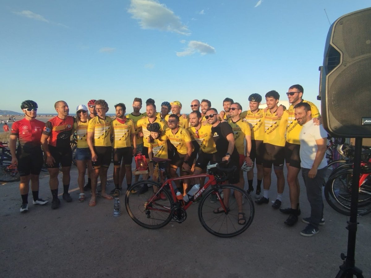 AccioCulturalPV's tweet photo. I amb un somriure i més de 400 km després, la #FlamaCanigó24 ha arribat a Castelló, ben custodiada.

Ara ja és moment de plegar xarxes i botar la foguera.

Bona Nit de Sant Joan!! https://t.co/lomvtS13us