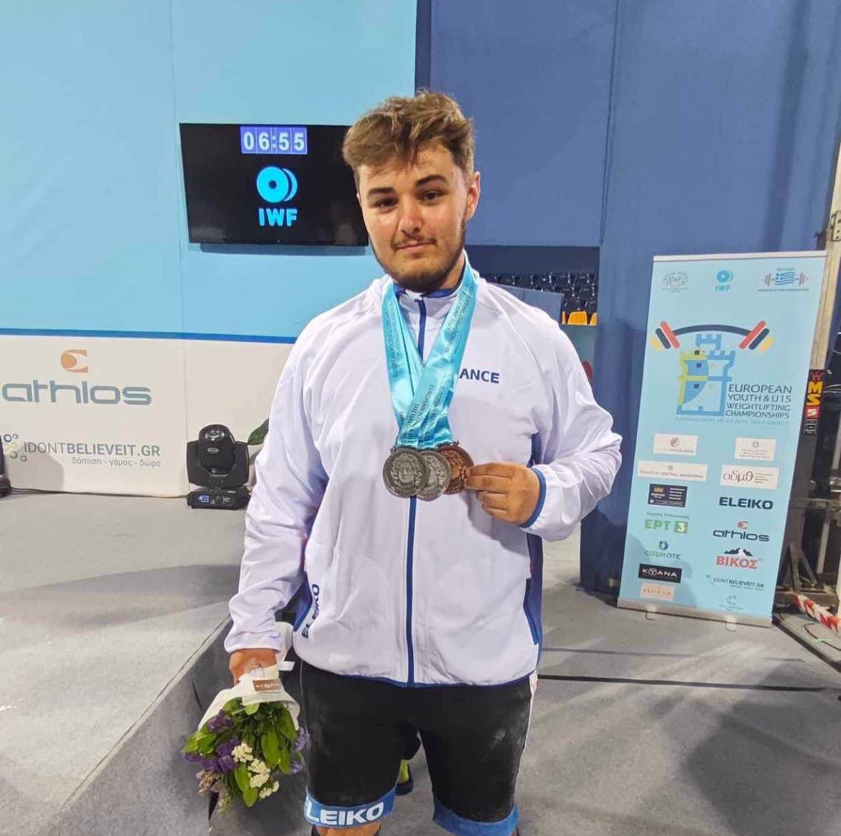 Lucas BOFFY se voit attribuer 3️⃣ médailles à Thessalonique ! 😍

🥉 à l’arraché (110 kg)
🥈 à l’épaulé-jeté (139 kg)
🥈 au total (249 kg)

Nos Bleuets concluent leur voyage en Grèce sur une très bonne note 👌

Bravo à toi Lucas 👏

#TeamHaltero #TeamFranceHaltero