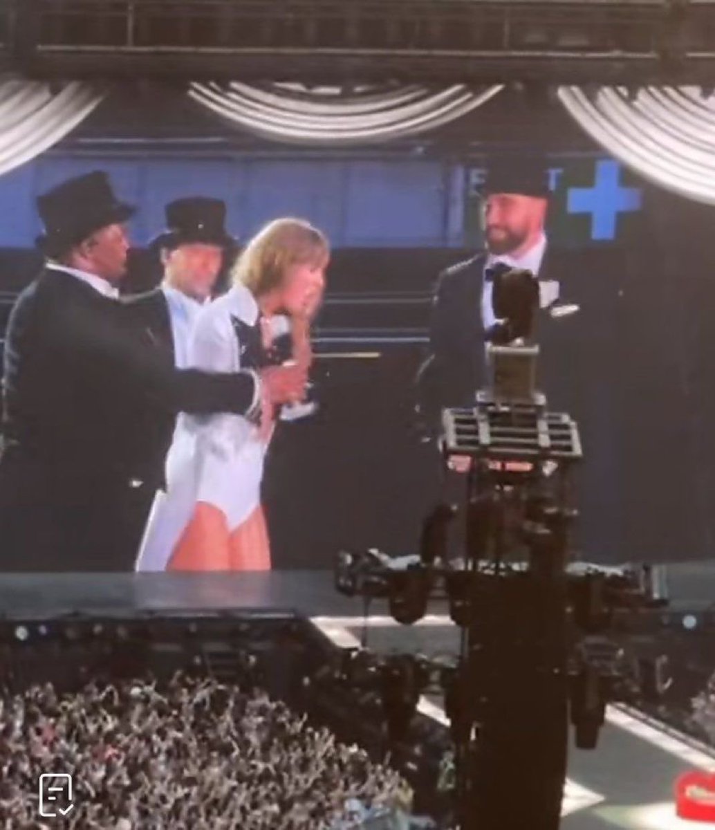 msidnights's tweet image. EM TODA MINHA VIDA SENDO FÃ DA TAYLOR EU NUNCA IMAGINARIA UM NEGÓCIO DESSES… SIMPLESMENTE O TRAVIS NO PALCO