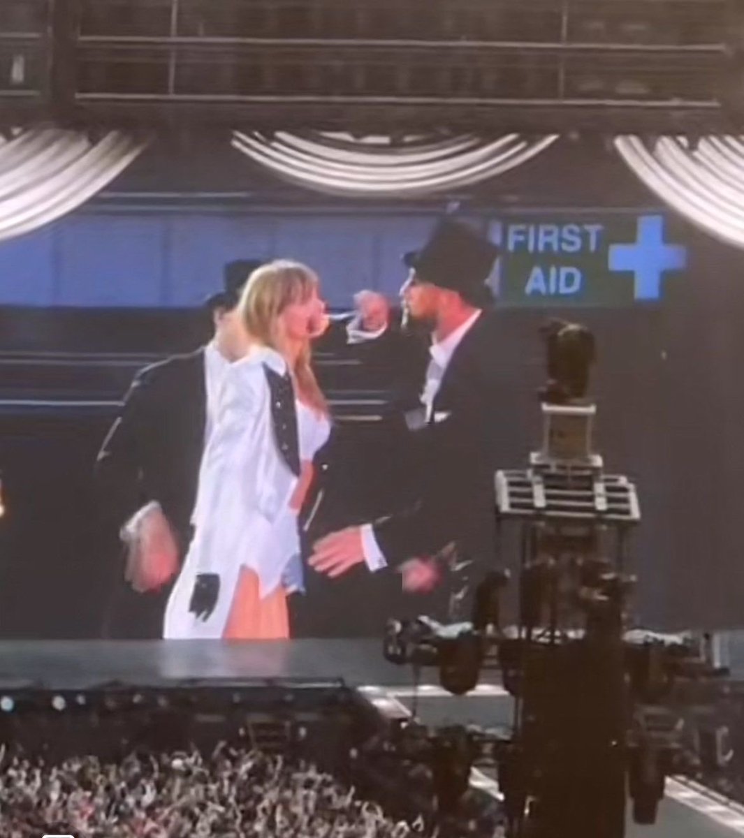 msidnights's tweet image. EM TODA MINHA VIDA SENDO FÃ DA TAYLOR EU NUNCA IMAGINARIA UM NEGÓCIO DESSES… SIMPLESMENTE O TRAVIS NO PALCO