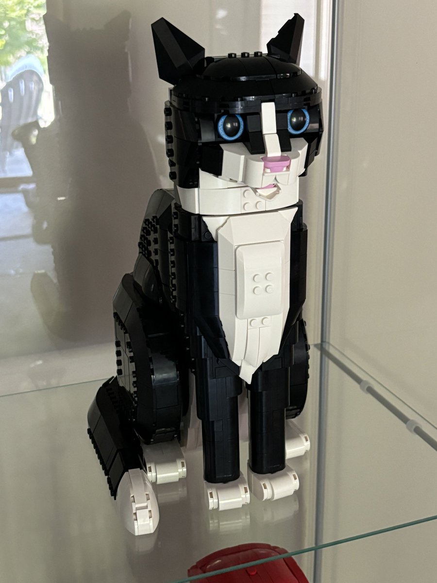 DA_TechDirector's tweet image. The @LEGOIdeas Tuxedo Cat was such a fun build! Thank you to Fan Designer, Damian Andres (aka The Yellow Brick) for coming up with the idea &amp;amp; to the LEGO Design Team of Chris McVeigh (@BrickSketcher) &amp;amp; Nathan Davis (@Obvian) for turning Damian’s idea into a reality! #LEGO #AFOL