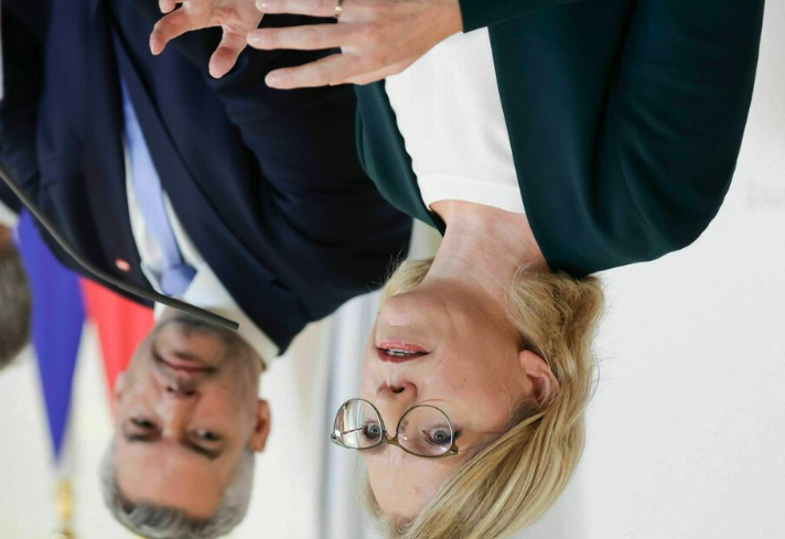 Neues im „Fall“ #Gewessler-ÖVP. Der Leiter des Verfassungsdiensts im BKA schreibt dem Kolumnisten einen Brief, und es gibt eine Strafanzeige gegen Karl #Nehammer und Kolleginnen.
Seuchenkolumne 1113
falter.at/seuchenkolumne